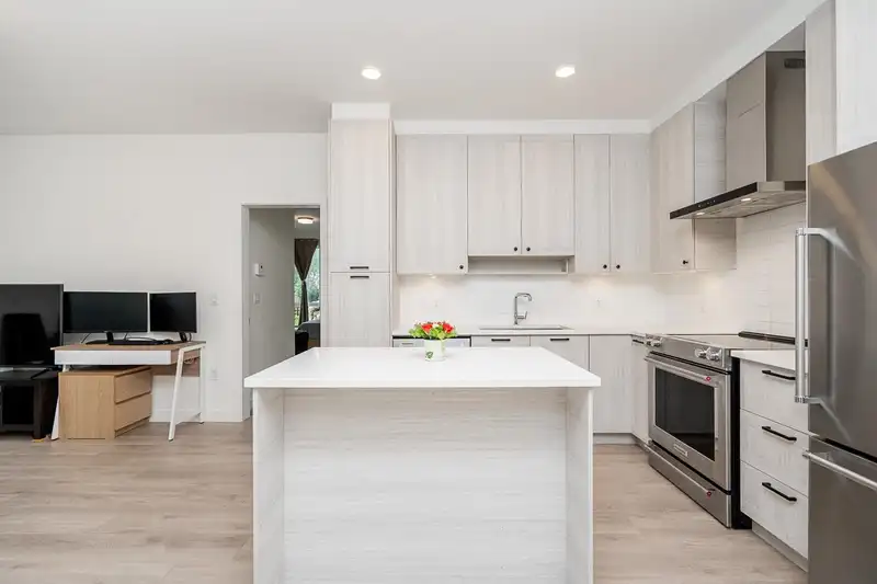 102 7133 14TH AVENUE - photo 4 of 40