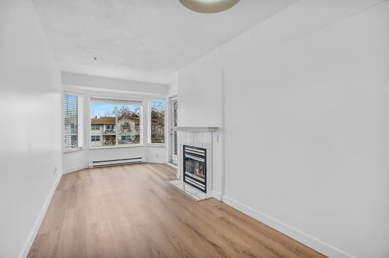 404 12110 80TH AVENUE - photo 3 of 25