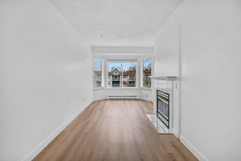 404 12110 80TH AVENUE - photo 4 of 25