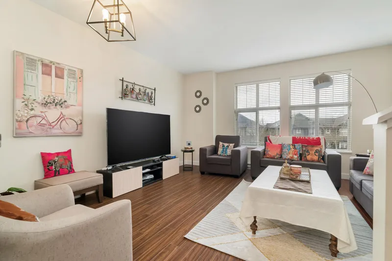 7 18211 70 AVENUE - photo 1 of 25