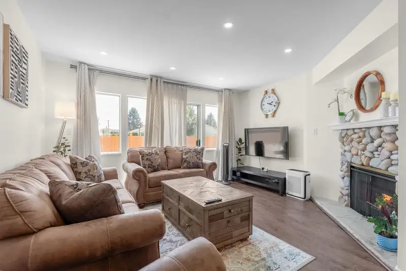 4 19240 119 AVENUE - photo 1 of 35