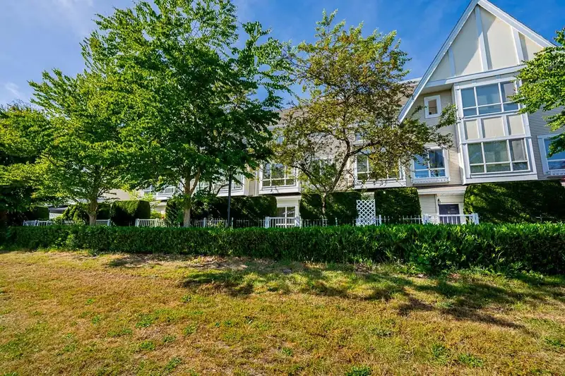 109 6588 SOUTHOAKS CRESCENT - photo 1 of 32