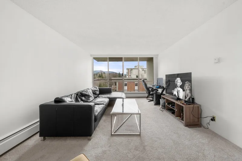 1404 2016 FULLERTON AVENUE - photo 2 of 25