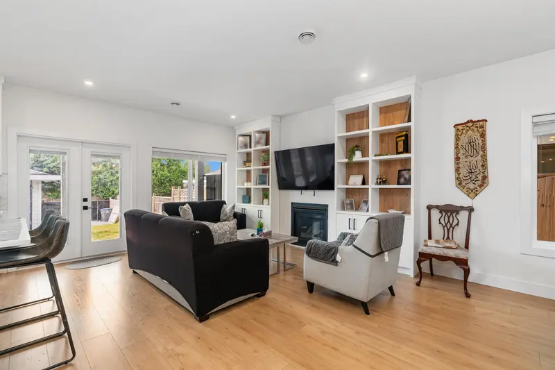 18460 64 AVENUE - photo 2 of 25