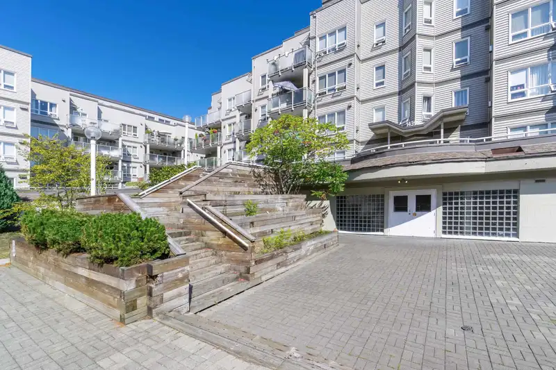 106 14399 103 AVENUE - photo 2 of 40