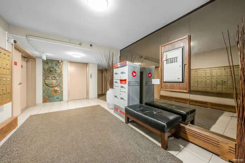 309 825 E 7TH AVENUE - photo 2 of 14