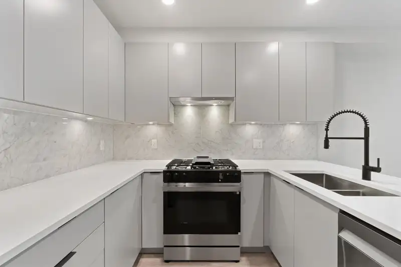 418 13258 105 AVENUE - photo 3 of 31