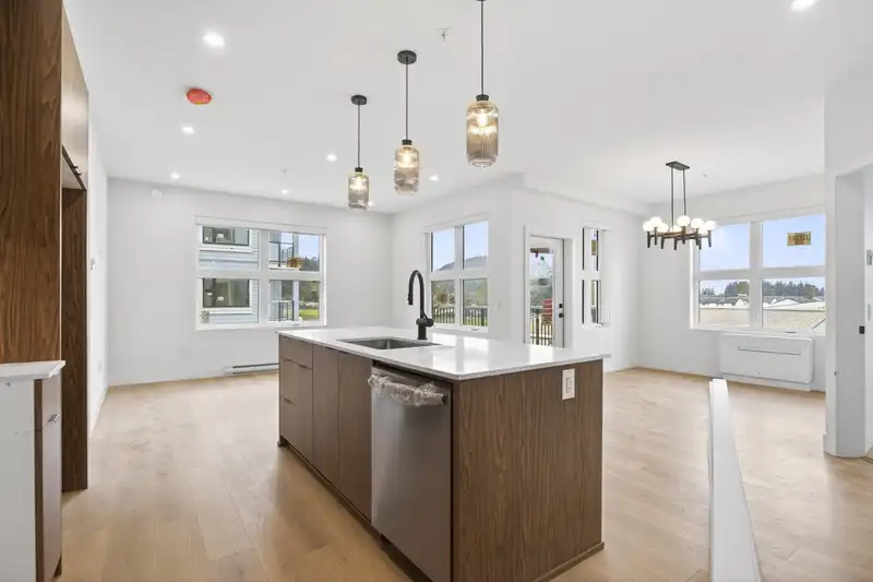 310 46185 THOMAS ROAD - photo 2 of 11