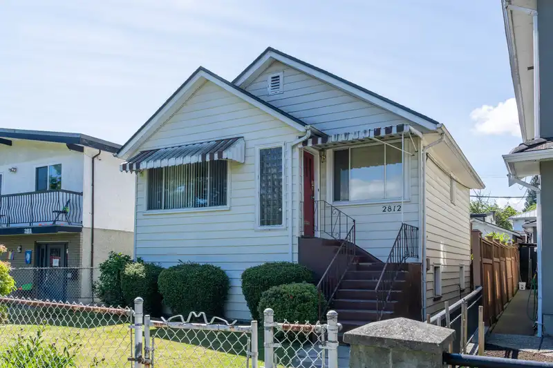 2812 E 18TH AVENUE - photo 3 of 34