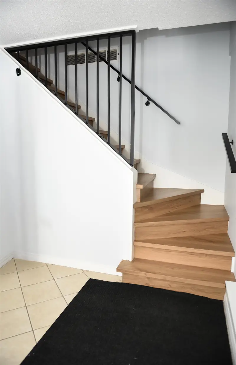 5471 44 AVENUE - photo 2 of 19