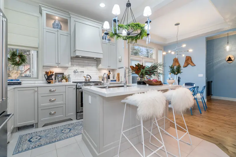 5850 COWICHAN STREET - photo 4 of 25