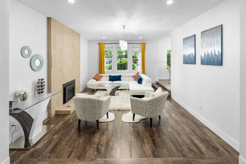 18046 61A AVENUE - photo 3 of 15