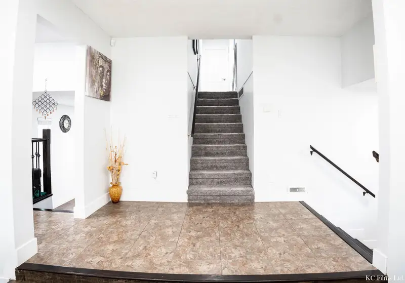 18046 61A AVENUE - photo 4 of 15