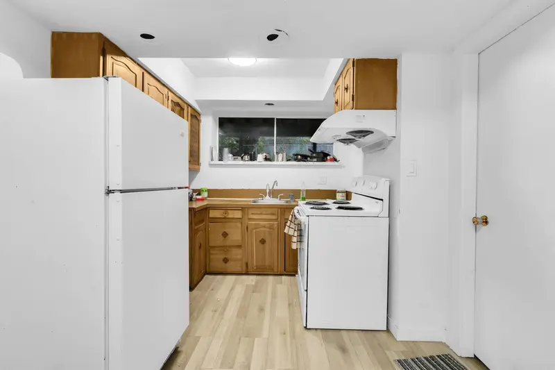 9892 130 STREET - photo 2 of 7