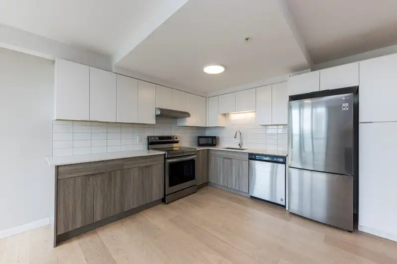 602 505 LONSDALE AVENUE - photo 2 of 40