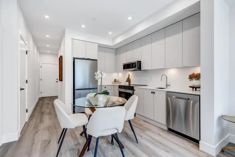 512 45497 CAMPUS DRIVE - photo 2 of 11