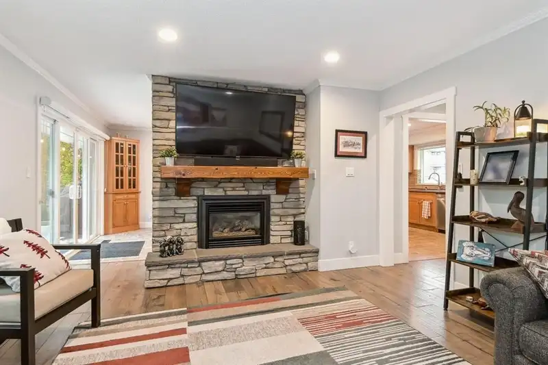 2739 SHEFFIELD WAY - photo 4 of 28
