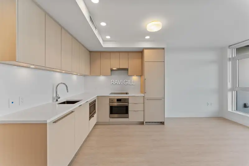 512 13675 107A AVENUE - photo 2 of 18