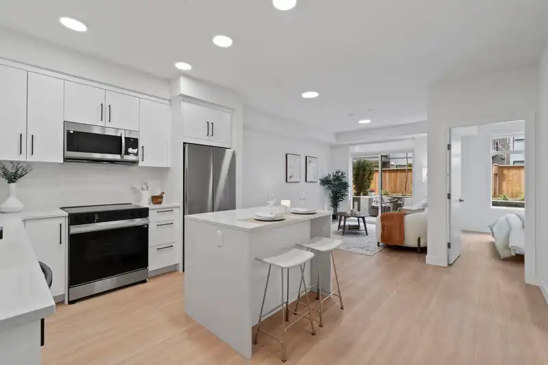 415 33820 SOUTH FRASER WAY - photo 2 of 15