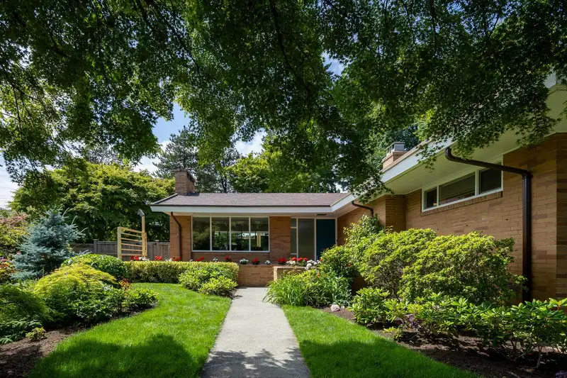 109 COLLEGE COURT - photo 1 of 36