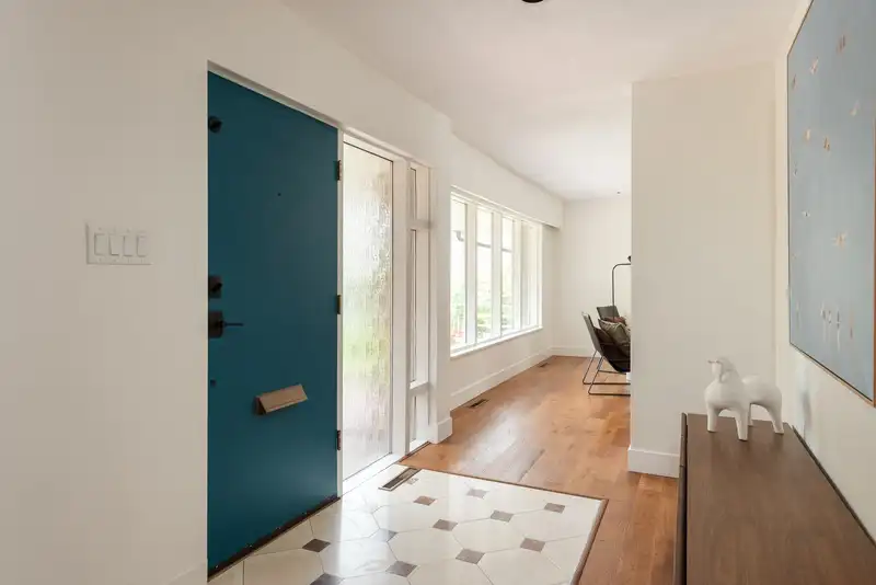 109 COLLEGE COURT - photo 4 of 36