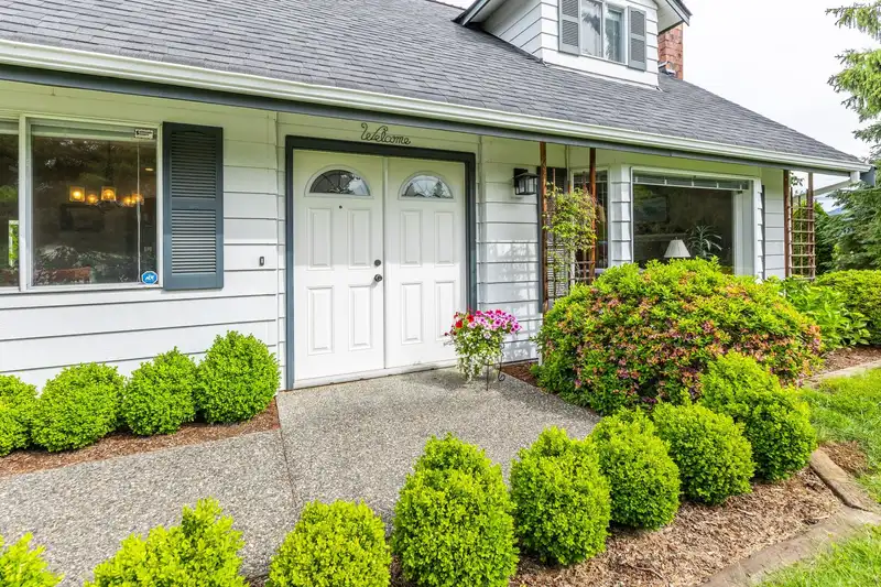 34559 HURST CRESCENT - photo 2 of 40