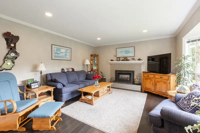 34559 HURST CRESCENT - photo 3 of 40