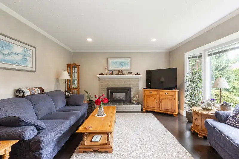 34559 HURST CRESCENT - photo 4 of 40