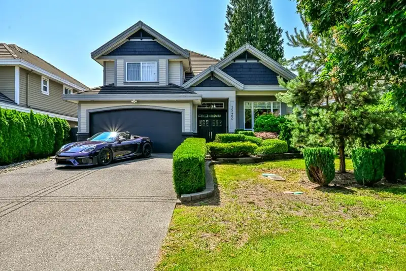 15460 111 AVENUE - photo 1 of 34