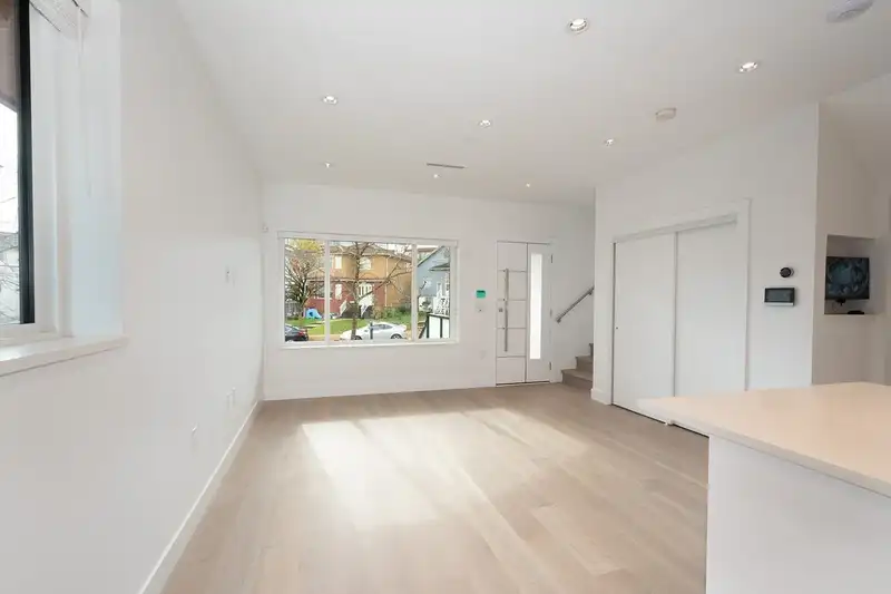 1 2119 E 29TH AVENUE - photo 4 of 38