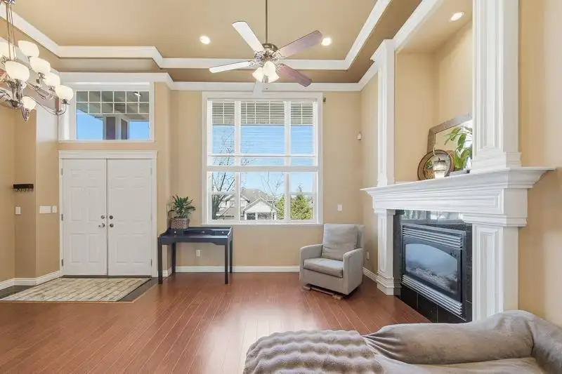 14588 62 AVENUE - photo 3 of 32