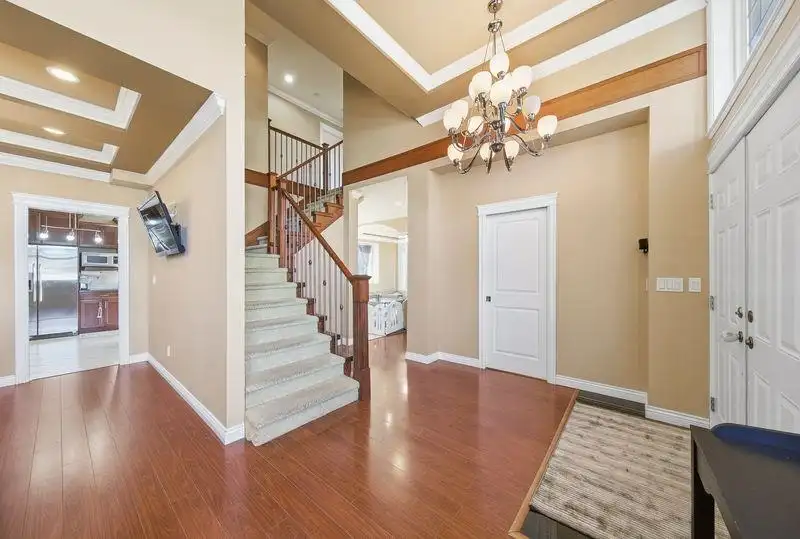 14588 62 AVENUE - photo 4 of 32