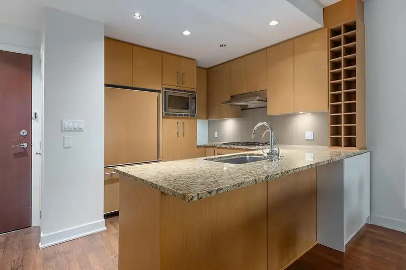 703 1468 W 14TH AVENUE - photo 4 of 23