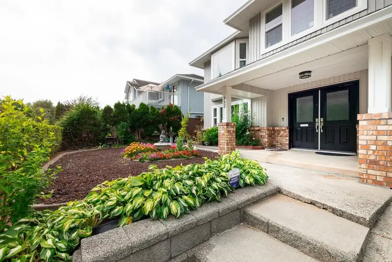 432 RIVERVIEW CRESCENT - photo 3 of 40