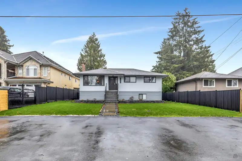 10086 129 STREET - photo 1 of 30