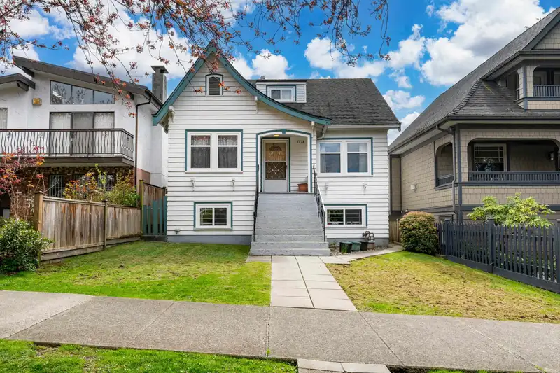 2578 OXFORD STREET - photo 1 of 36
