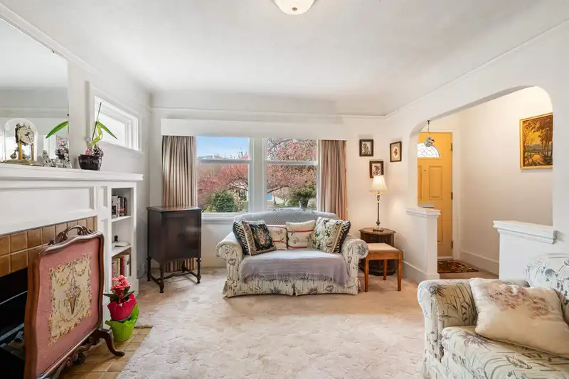 2578 OXFORD STREET - photo 2 of 36