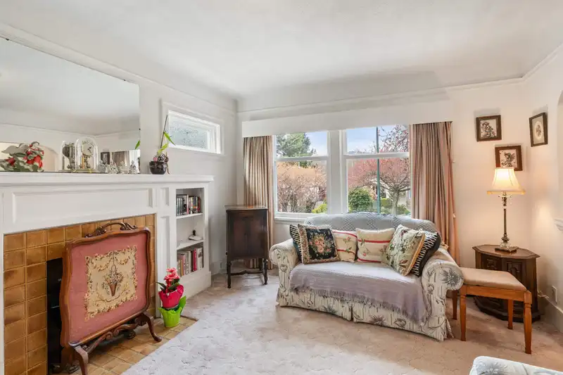 2578 OXFORD STREET - photo 3 of 36