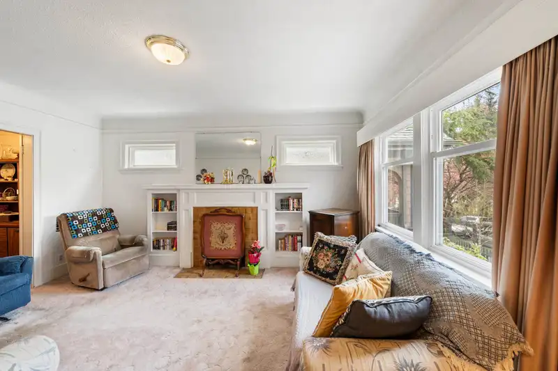 2578 OXFORD STREET - photo 4 of 36