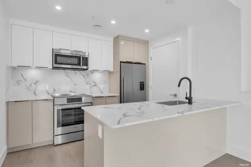 315 2250 E 1ST AVENUE - photo 1 of 29