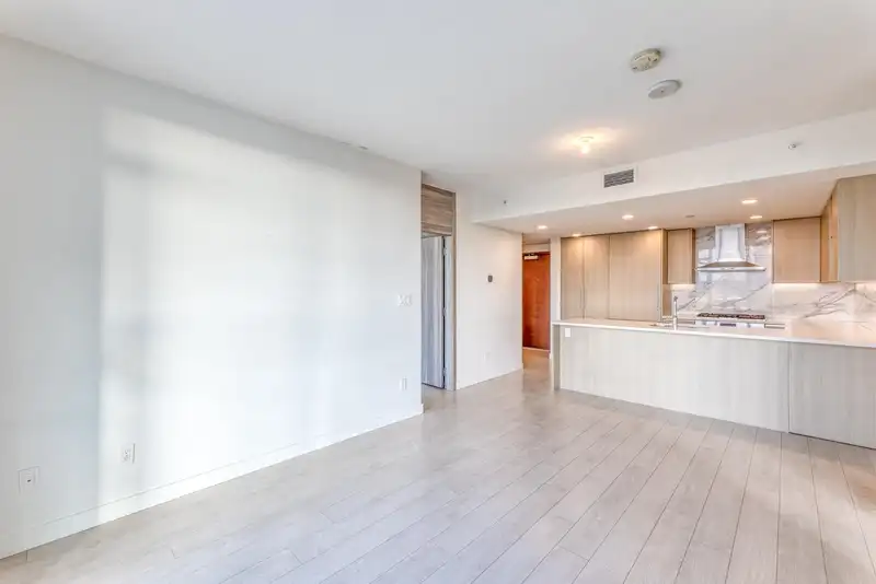 1003 9887 WHALLEY BOULEVARD - photo 4 of 39