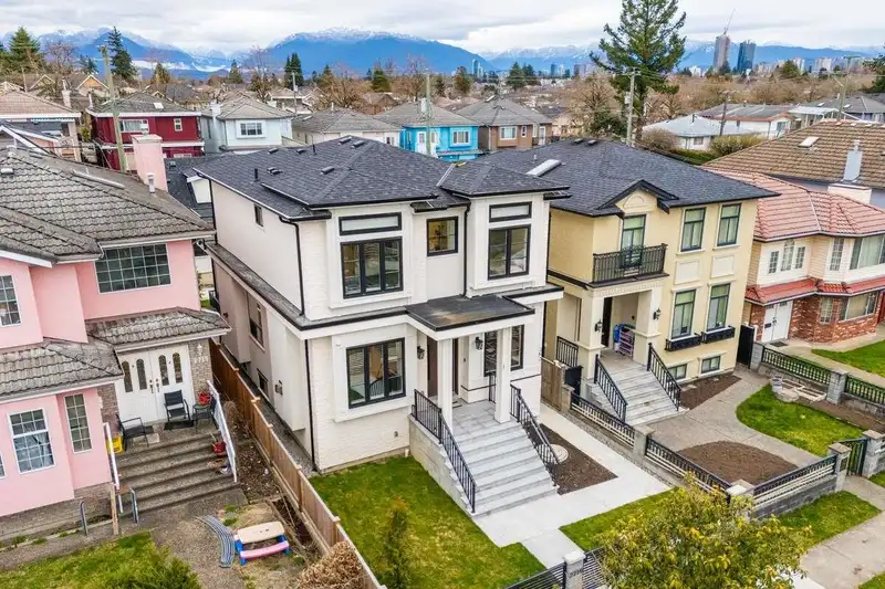 2719 E 46TH AVENUE - photo 3 of 34