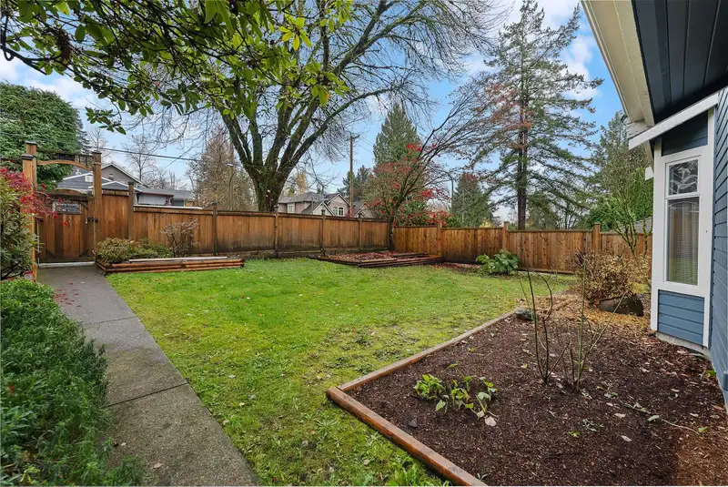 2625 BAINBRIDGE AVENUE - photo 4 of 40