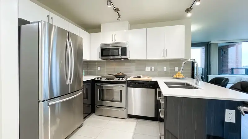 1105 2689 KINGSWAY - photo 3 of 17