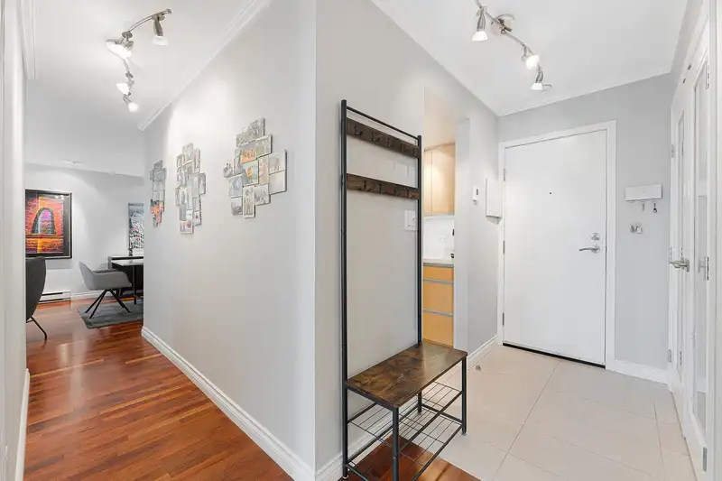 210 2057 W 3RD AVENUE - photo 3 of 21