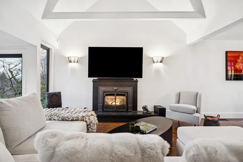 3814 W 11 AVENUE - photo 3 of 25