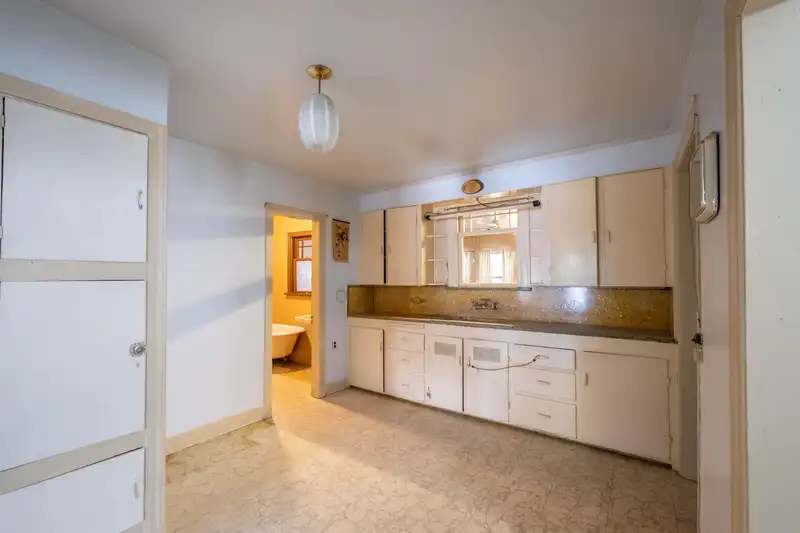 220 DEVOY STREET - photo 3 of 8