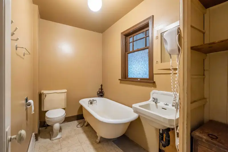 220 DEVOY STREET - photo 4 of 8