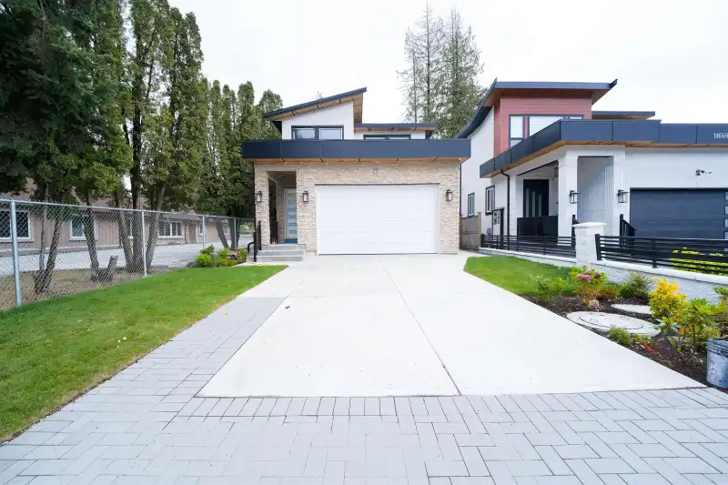 11692 96 AVENUE - photo 1 of 36