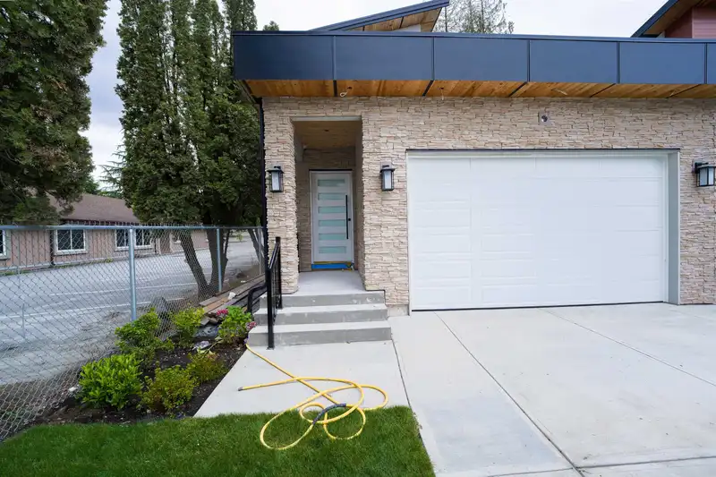 11692 96 AVENUE - photo 4 of 36